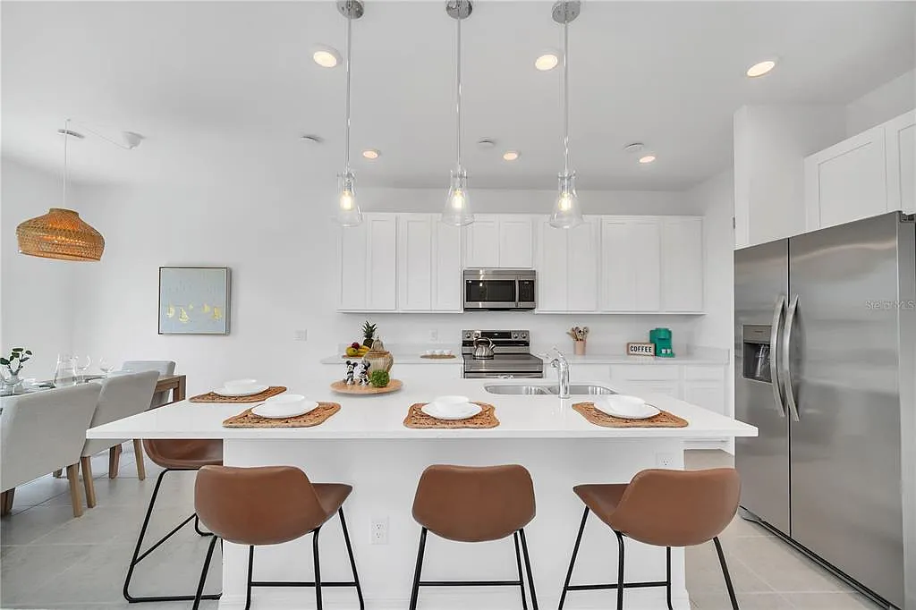 3 bed, 2.5 bath, 1653 sqft, $2,300 — Photo 3
