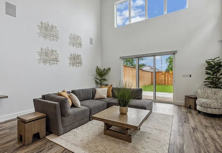 2429 Vagas St — Photo 4