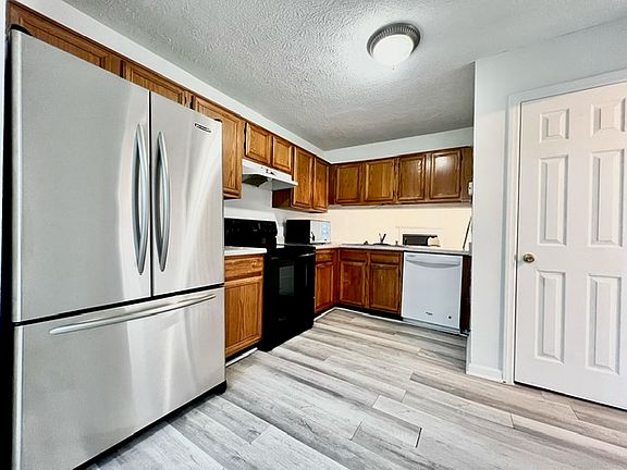 2nd image of 3828 Meadow Creek Dr