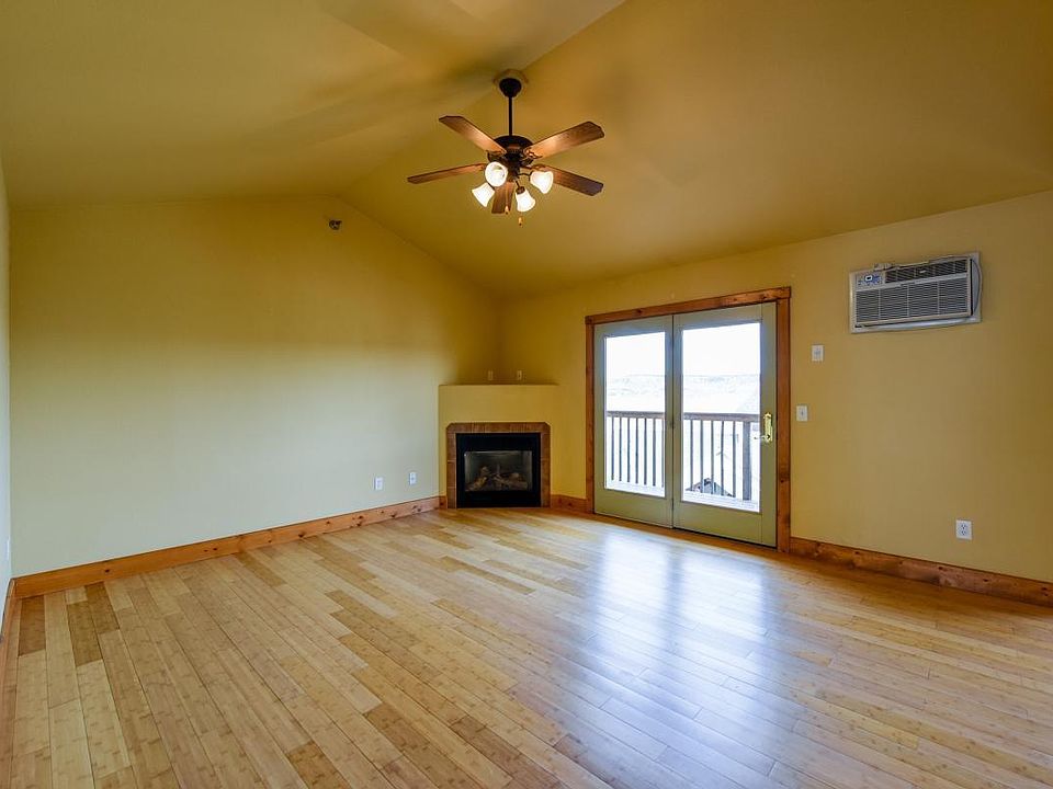 Main floor unit does not have vaulted ceiling.