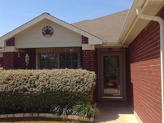 2nd image of 1402 Pearsall Ln