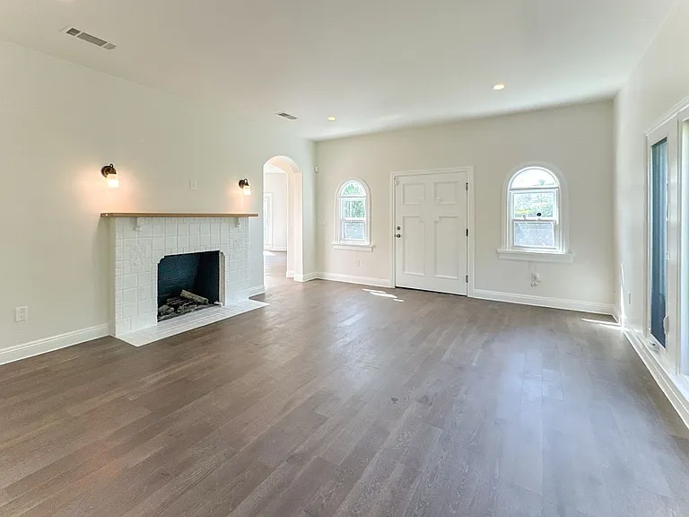 1043 S Plymouth Blvd — Photo 14