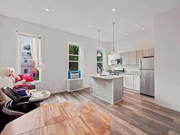 5th image of 243 Woodbine St