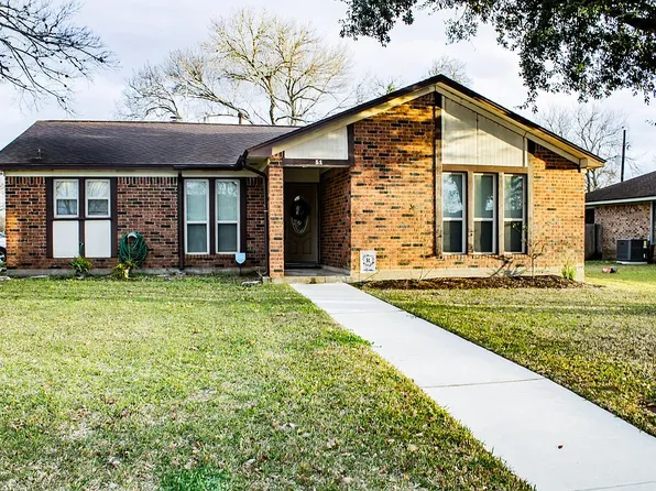 51 Lotus Ct, Lake Jackson, TX 77566