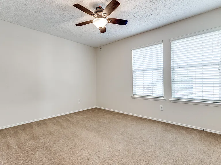 2112 Royal Acres Trl — Photo 13