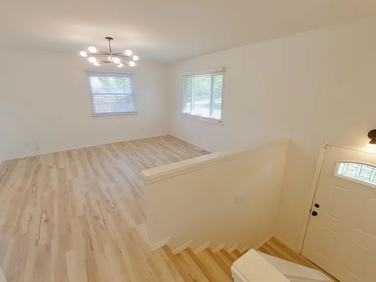 1031 N Edwards Ave — Photo 3