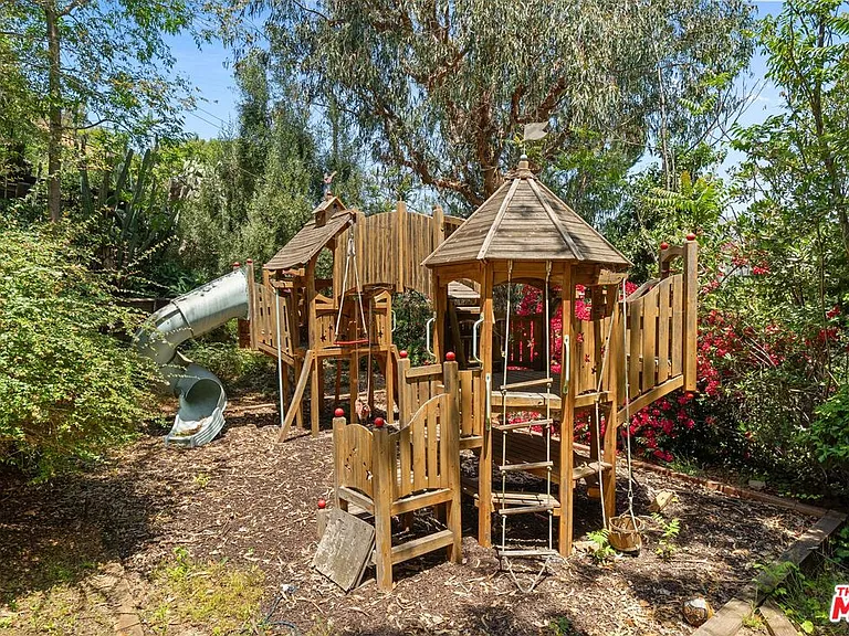 2700 Glendower Ave — Photo 64