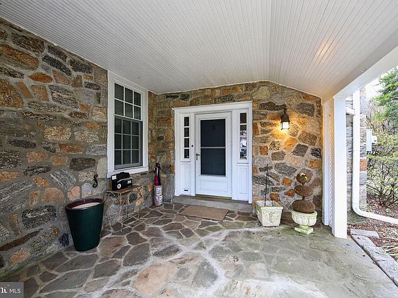 3rd image of 306 Windsor Ave