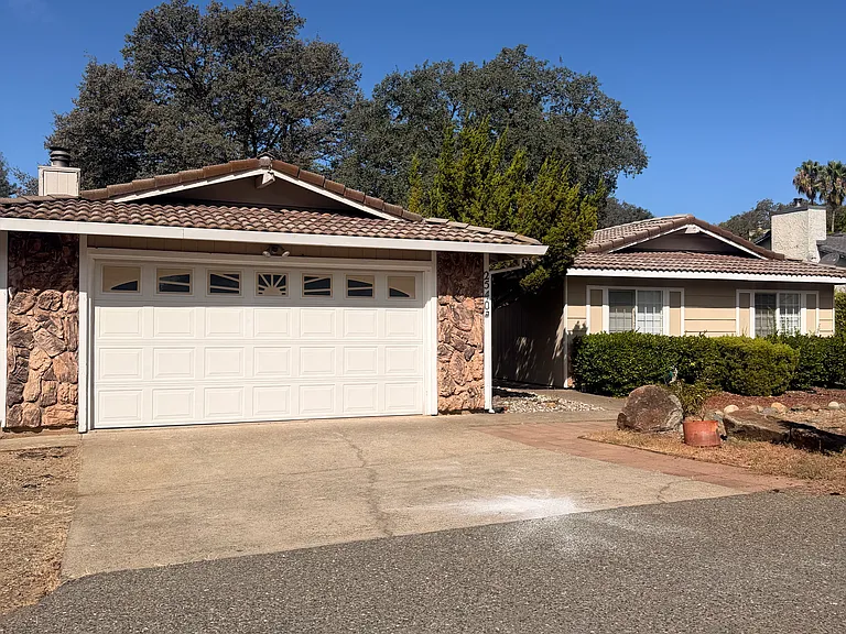 2540 Deer Trail Ln — Photo 1