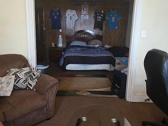 4th image of 528 Maple St