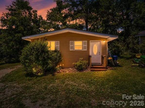 11 Charlie Hill Memorial Dr, Fairview, NC 28730