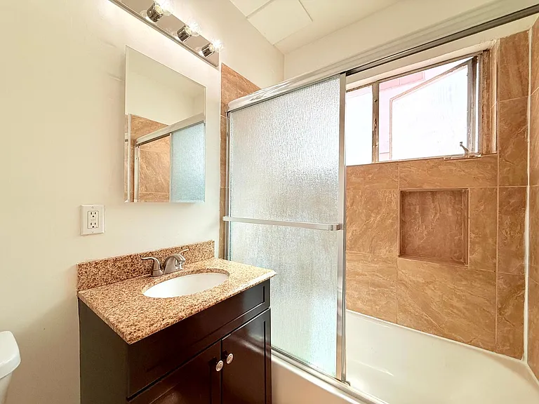 4948 Rosewood Avenue — Photo 14