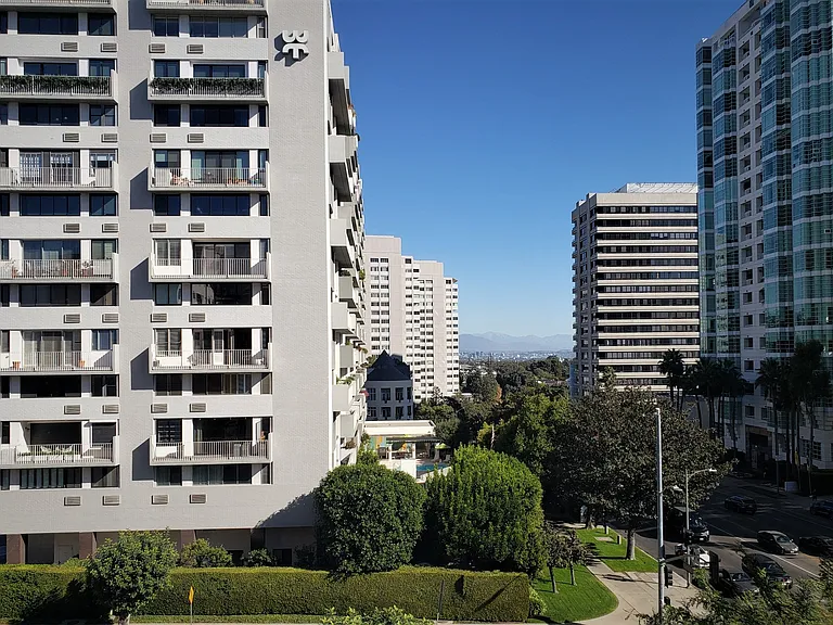 803 View towards Beverly Hills and the Wilshire Corridor