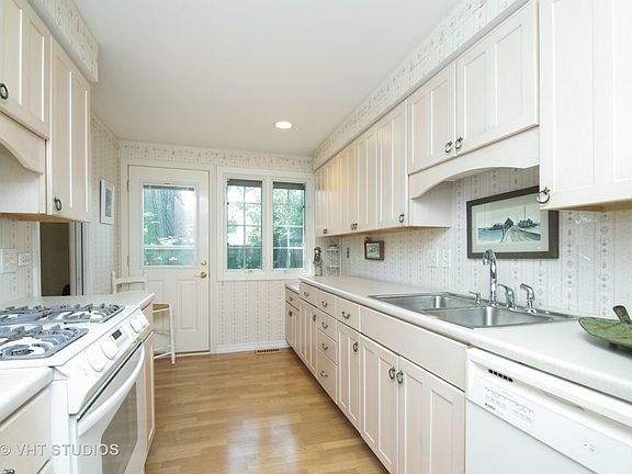 3rd image of 2725 E Bel Aire Dr
