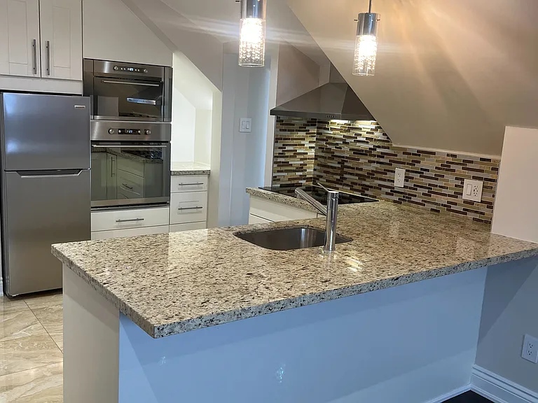 900 Avenue Rd #3 — Photo 6