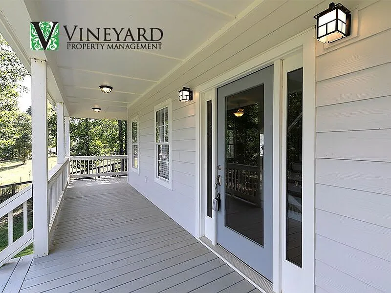 3 bed, 3.0 bath, 3849 sqft, $3,395 — Photo 4