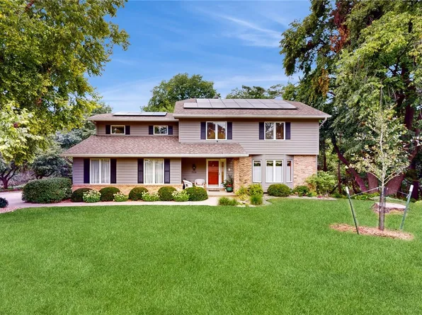 7028 Sheridan Cir, Urbandale, IA 50322