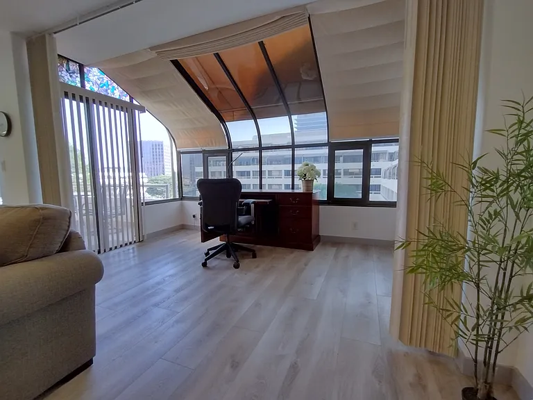 "Greenhouse" area, good for a desk