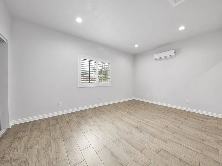 8459 Omelveny Ave — Photo 15