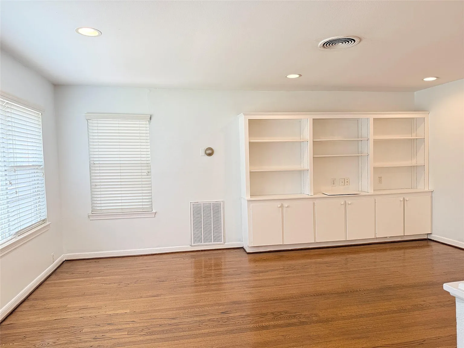 4 bed, 2.0 bath, 1688 sqft, $2,900 — Photo 4
