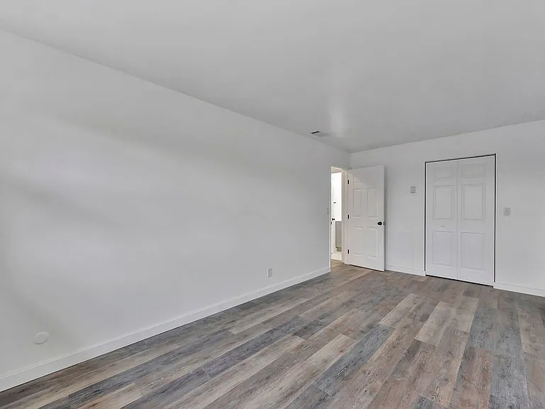 Apply At

Under Rentals

1 & 2 Bedroom Apartments Available

Water and Trash Paid!
Tags