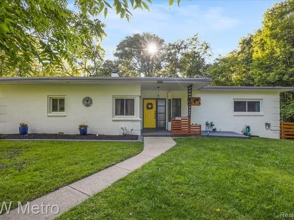 23855 Beech Rd, Southfield, MI 48033