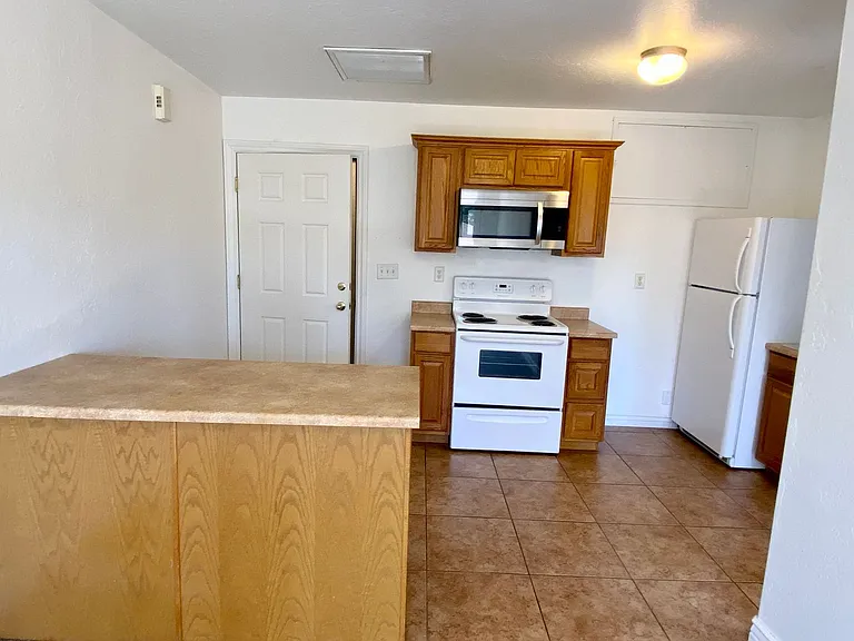 1402 E Scarlet Dr #1/2 — Photo 7