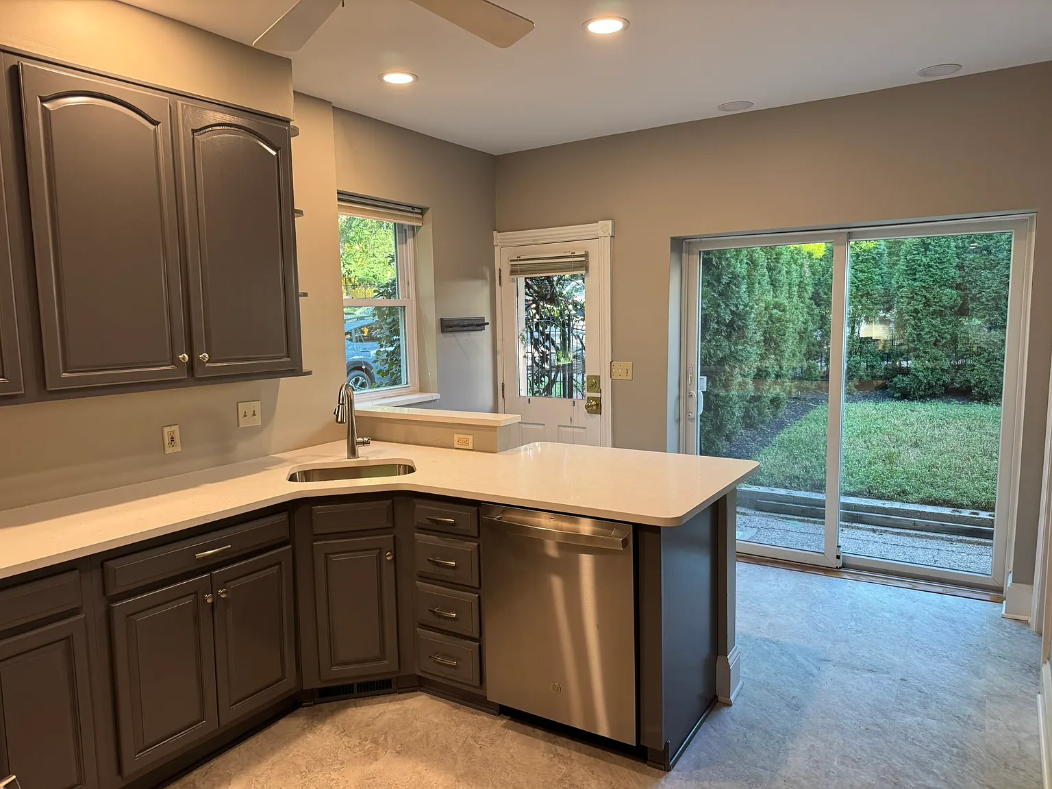 2 bed, 1.5 bath, 1816 sqft, $2,925 — Photo 2