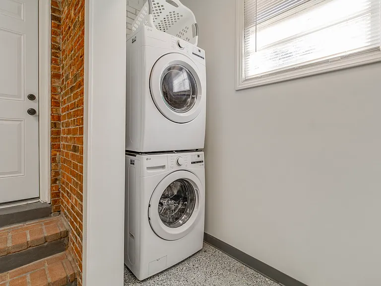 Washer/Dryer included
