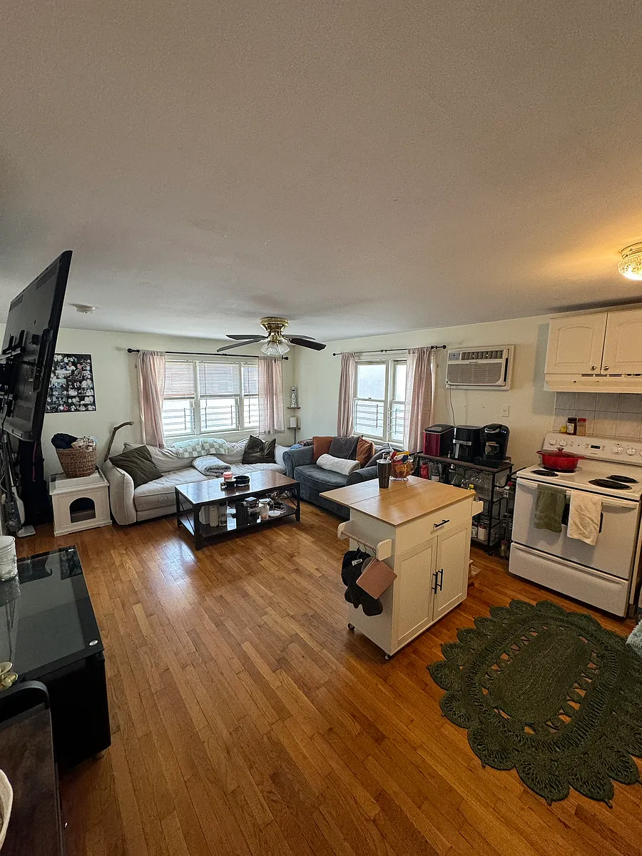 Building Photo - 228 W 9th St #1L