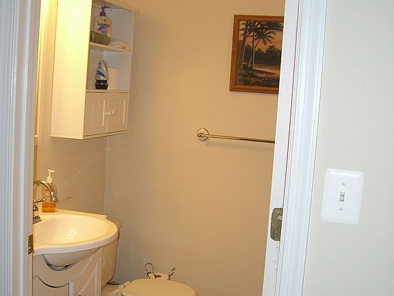 Bath, tub/shower behind door