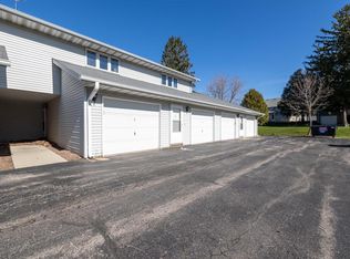 160 Maple AVENUE SOUTH South #6, Slinger, WI