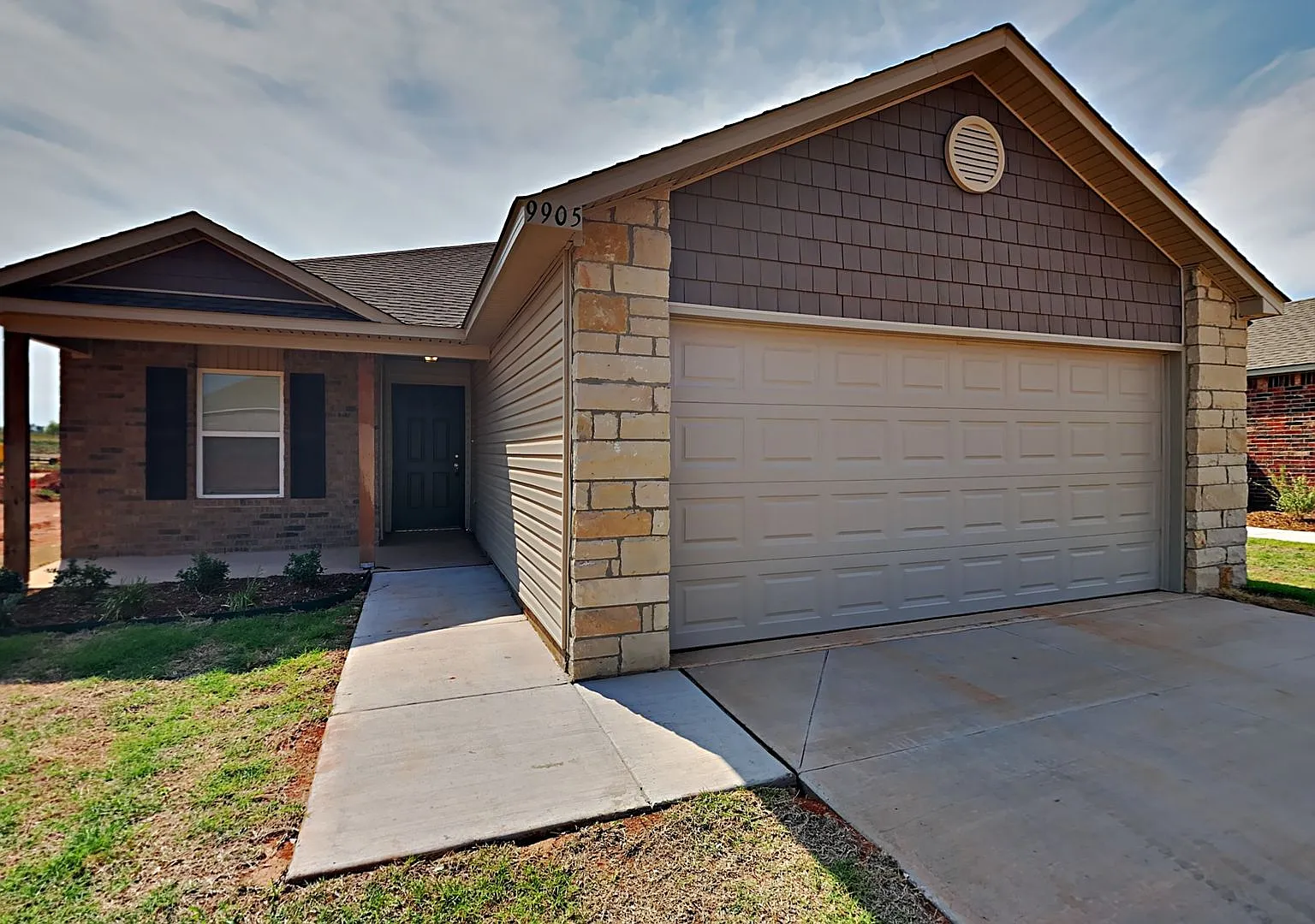 A Very Luxurious 4 Bedroom 2 Bath Home in Yukon Schools — Photo 2