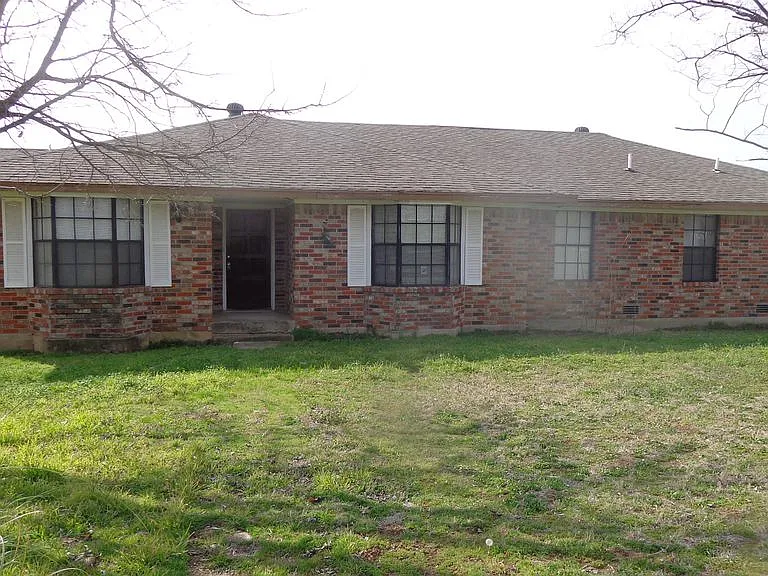 560 Waketon Rd — Photo 2