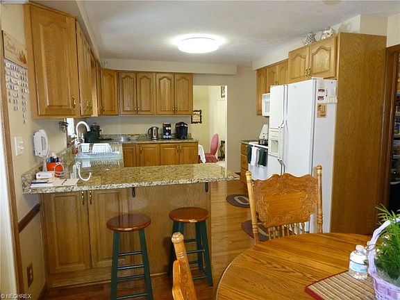 3rd image of 3830 Sweetwater Dr