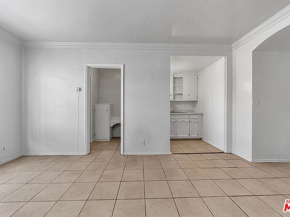 5th image of 814 S Serrano Ave APT 6