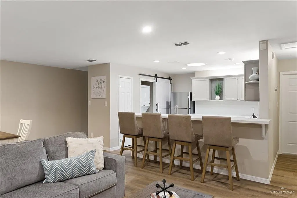 3 bed, 2.0 bath, 1553 sqft, $1,950 — Photo 3
