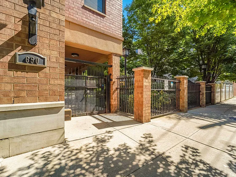 650 2nd St #4G — Photo 23