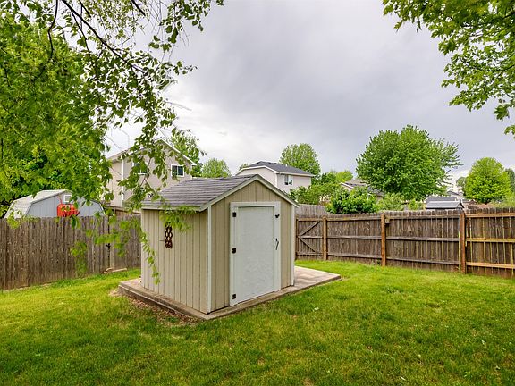 5th image of 800 SE Parker Dr