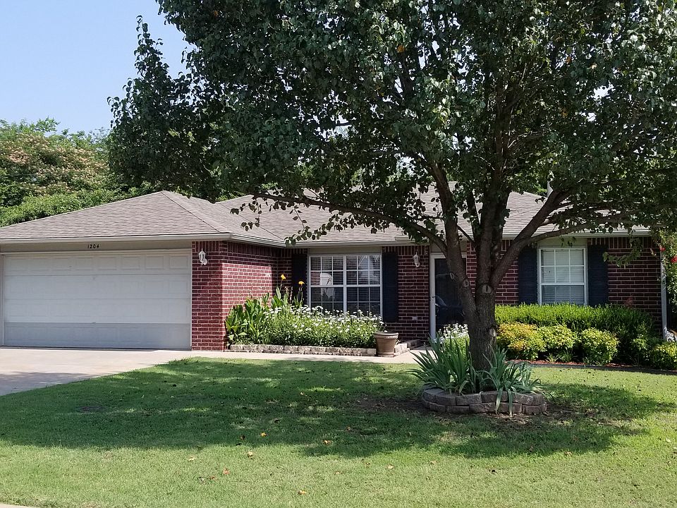 1st image of 1204 Crystal Ln