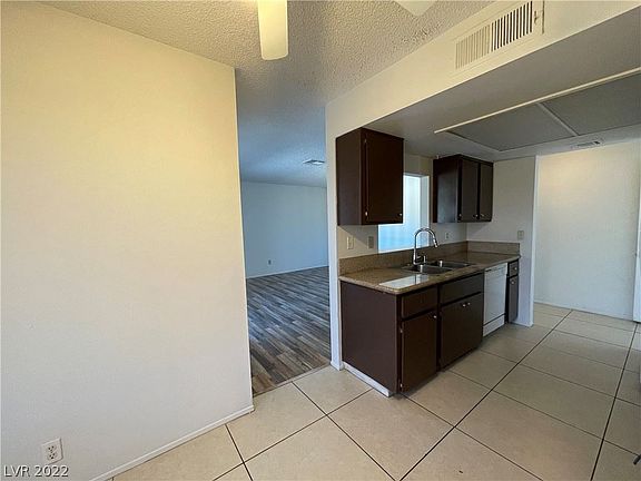 3rd image of 4580 Carriage Park Dr APT A