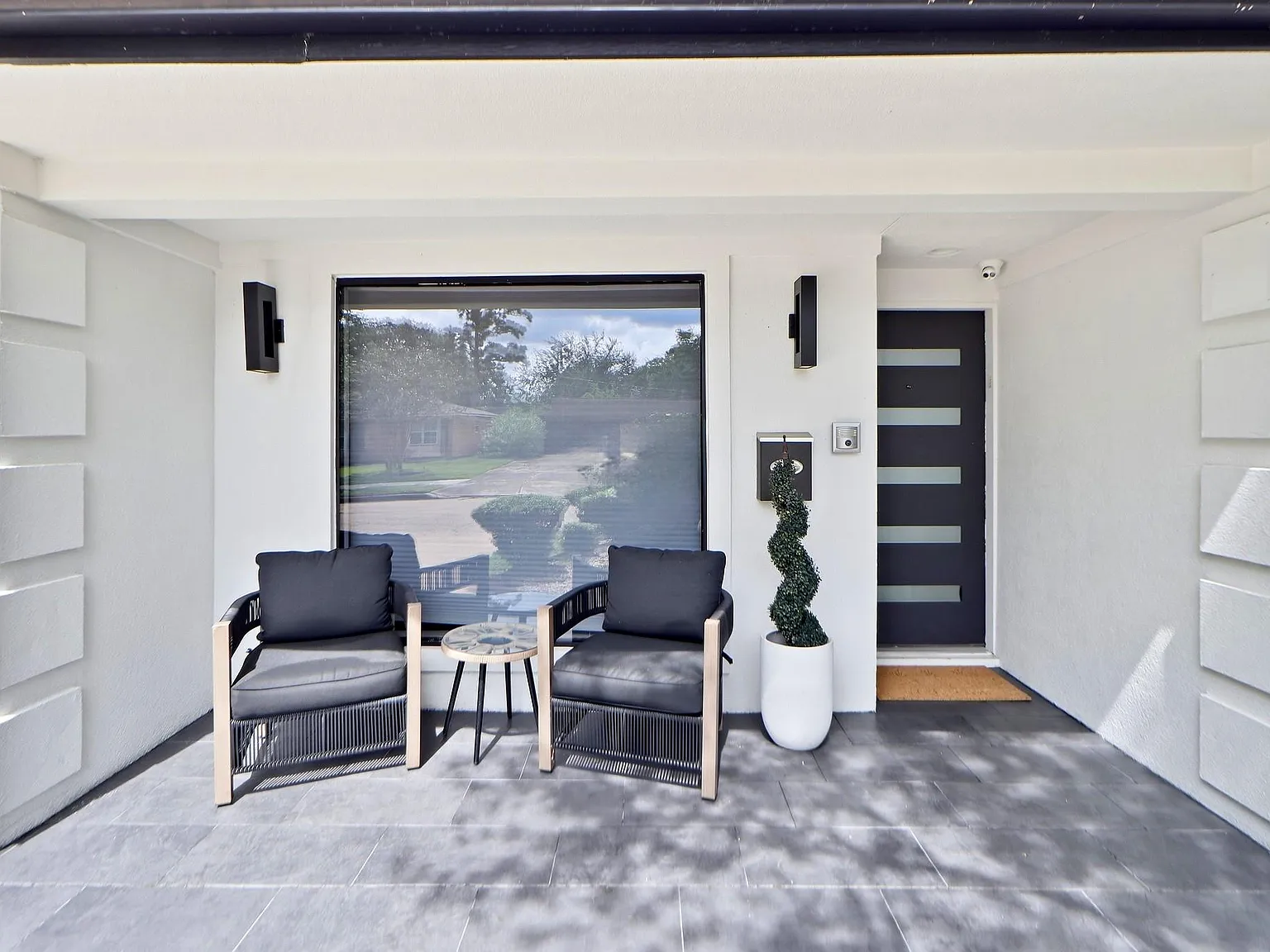 5 bed, 2.0 bath, 2723 sqft, $4,000 — Photo 3