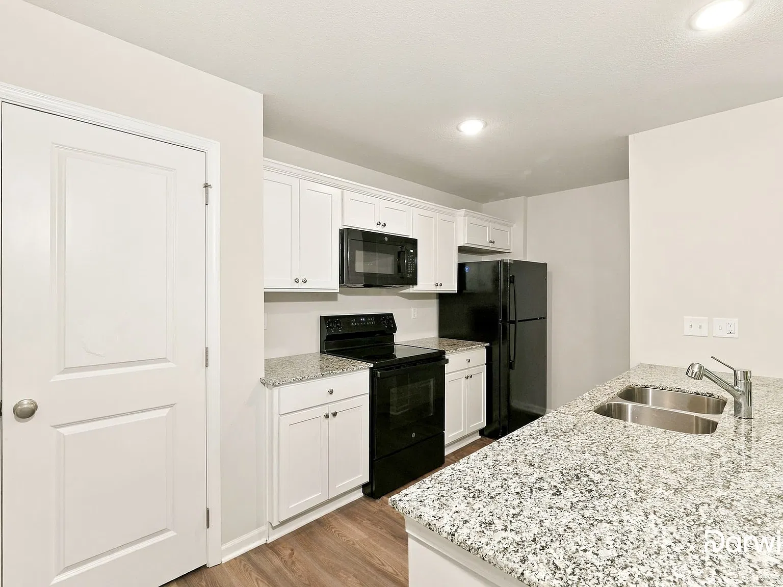 3 bed, 2.0 bath, 1401 sqft, $1,590 — Photo 3