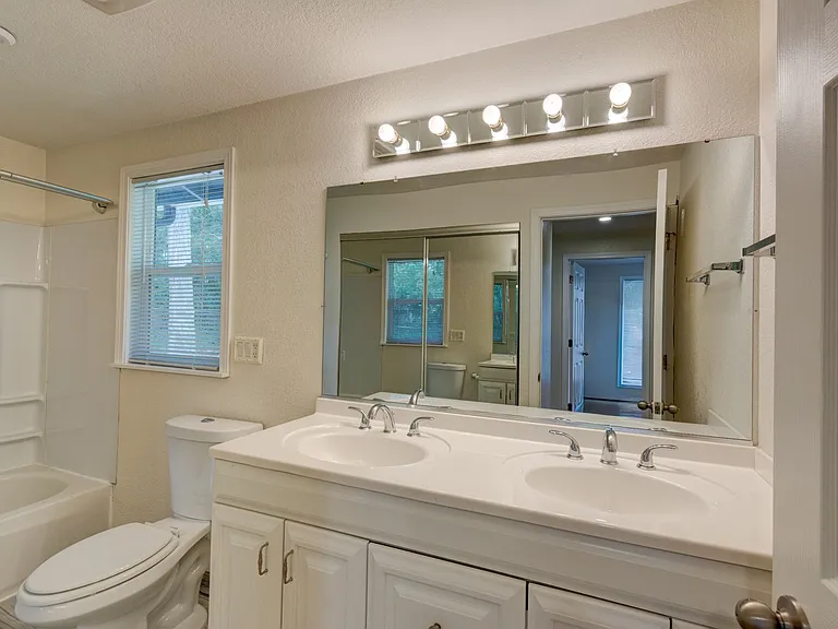 1230 SW Ingleside Ct — Photo 16