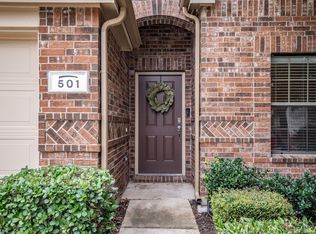 501 Crown Oaks Dr, Fort Worth, TX 76131
