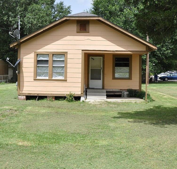 1st image of 402 Knapp Ave S