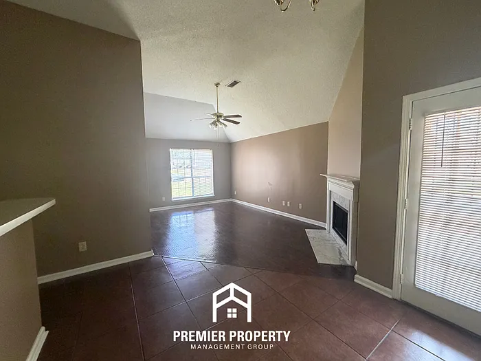 3755 Clarion Dr — Photo 4
