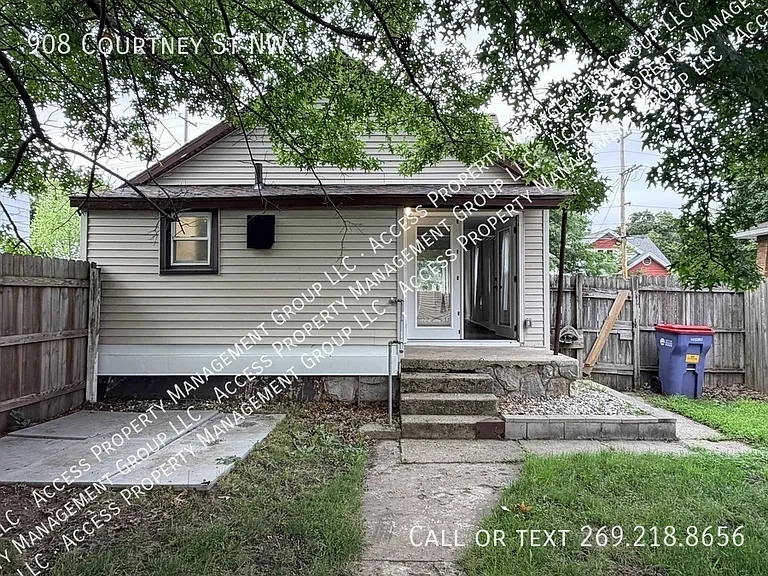 908 Courtney St NW — Photo 25