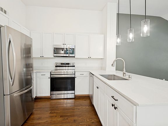 4th image of 1872 Summit Ave