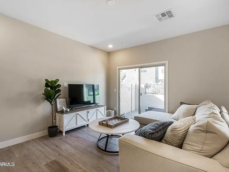 2268 W Laurie Ln — Photo 7